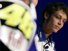 Italský jezdec Valentino Rossi pózuje na tiskové konferenci stáje Yamaha.