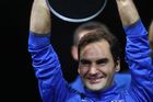 Je náš! Roger Federer právě zvedl nad hlavu vítěznou trofej Laver Cupu, který sám vymyslel. Podívejte se na nejhezčí fotky z víkendu v O2 areně.