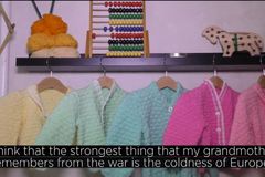 "Chci jim tím odpustit". Židovka, která za války přišla o rodiče, šije svetry pro německé děti