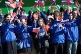 A ruské děti s vlaječkami.