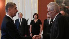 Deset procent navíc pro hasiče, policisty a úředníky je příliš, shodl se Zeman s Babišem