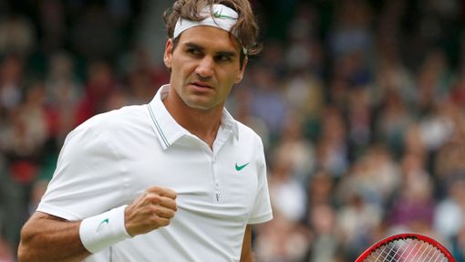 Švýcarský tenista Roger Federer se raduje v utkání s Belgičanem Xavierem Malissem v osmifinále Wimbledonu 2012.