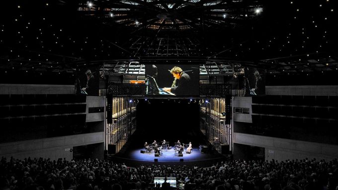 Záznam části ostravského koncertu, kde Philip Glass Ensemble uvedl Music in Twelve Parts. Foto: Martin Popelář.