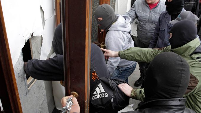 Proruští aktivisté berou útokem vládní budovu Luhansku.