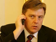 Nově zvolený šéf poslanců Miloslav Vlček přijímá po telefonu gratulace.