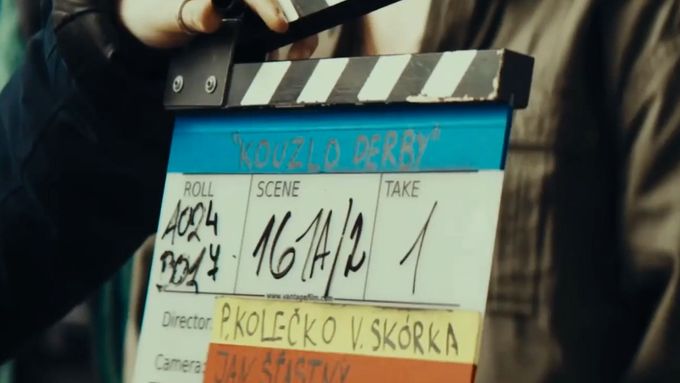 Natáčení komedie Kouzlo derby, kterou česká kina promítají od 17. července, se neobešlo bez nepovedených scén.