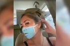 Youtuberka si na tvář namalovala roušku. Za "vtip" jí hrozí vyhoštění z Bali
