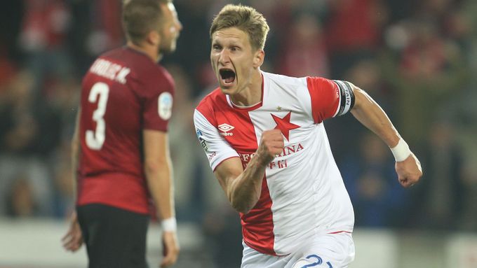 Milan Škoda slaví úvodní branku derby Slavie proti Spartě.
