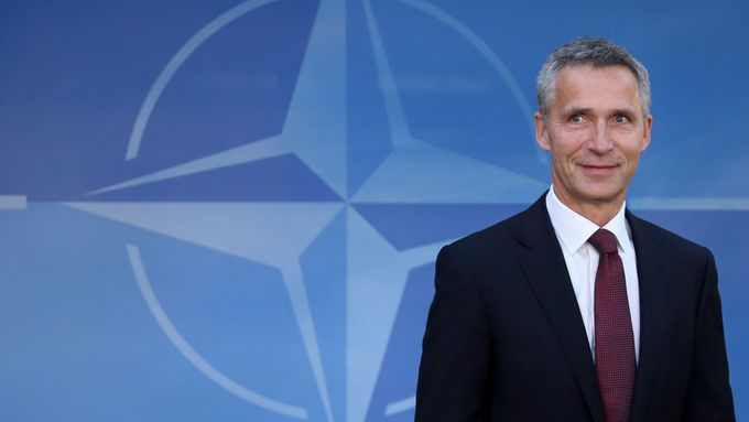 Jens Stoltenberg oznámil zapojení NATO do monitorování pašeráků uprchlíků v Egejském moři.