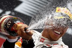 Hamilton vyhrál v Abú Zabí, Vettel neodjel ani kolo