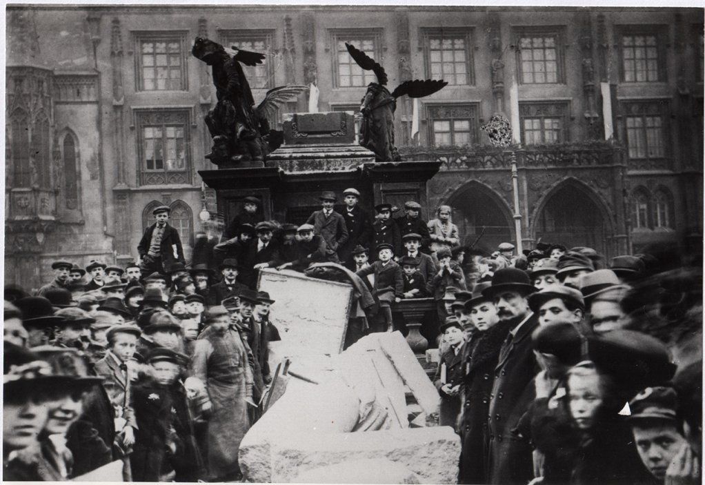 Výročí stržení Mariánského sloupu v roce 1918