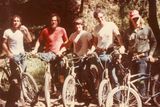 Skupina cyklistů, kteří jezdili Repack, vyfotografovaná v roce 1977. Všichni mají kola, která vznikla přestavbou starých předválečných bicyklů, převážně značky Schwinn.