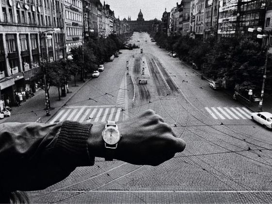 Josef Koudelka / Návraty Nepoužívat !!! / Jednorázové užití / Josef Koudelka: Czechoslovakia. Prague. August 1968. Warsaw Pact troops invasion.