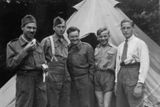 Snímek ze stanového tábora Cholmondeley ve Velké Británii, září 1940. (Třetí zleva Jan Kubiš a druhý zprava Josef Gabčík).