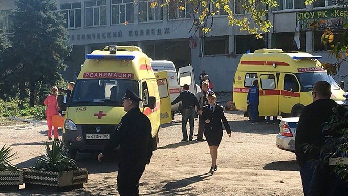 Zdravotníci odvážejí jednoho ze zraněných studentů střední školy v Kerči.