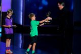 Producent Vince Gilligan dostal cenu pro nejlepší dramatický seriál Perníkový táta (Breaking Bad) od dětí Willa Farrella...