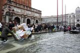 Hladina vody v Benátkách vystoupala 150 cm nad normální stav a zaplavila 70 % území.