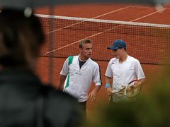 V deštivém počasí mohli diváci sledovat první kolo dvouher a druhé kolo čtyřher mužů a žen.