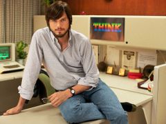 Ashton Kutcher jako Steve Jobs v roce 2013.