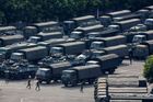Čína hraje psychologickou válku s Hongkongem, přesouvá armádu blíž k hranici