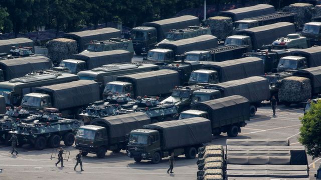 Vozidla čínské armády v Šenčenu, blízko hranice s Hongkongem.