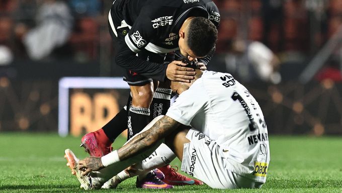 Hvězda týmu Vasco da Gama Coutinho utěšuje Neymara.