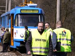 Neštěstí zaměstná lidi z Dopravního podniku Ostrava, Drážní inspekce, policisty a politiky na několik měsíců