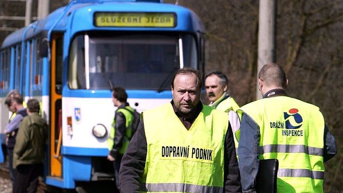 Rekonstrukce srážky tramvají v Ostravě tři dny po nehodě. Na místě havárie se tu sešli lidé z dopravního podniku, drážní inspekce i policie. Už tehdy dopravní podnik neříkal vše, co věděl. A stejné je to dodnes