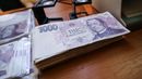 Ve většině případů se přitom jednalo o zahraniční platidla - těch bylo zadržených 2 918 kusů, zatímco českých padělaných nebo pozměněných bankovek bylo 2 383. Jak ČNB připomíná, placení padělanými či pozměněnými bankovkami je trestné.