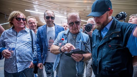 Obrazem: Olympic hrál v pražském metru, Janda sehrál scénku s revizorem