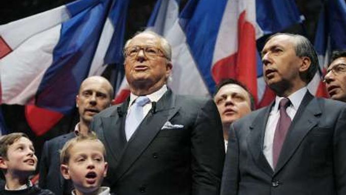 Jean-Marie Le Pen (uprostřed).