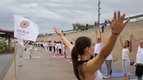 Jógou protestují proti stavbě zdi na hranicích s Mexikem