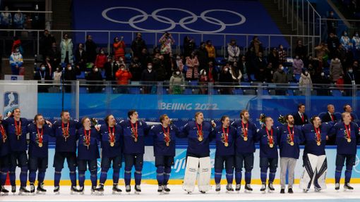 Finové po finále se zlatými medailemi při závěrečném hokejovém ceremoniálu
