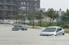 Záplavy v Dubaji ochromily provoz na letišti, děti nešly do školy a úředníci do práce