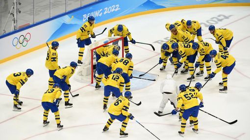 Švédové těsně před úvodním buly v utkání s Lotyšskem na ZOH 2022.
