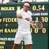 Švýcarský tenista Roger Federer odráží míček během utkání se Španělem Albertem Ramosem v 1. kole Wimbledonu 2012