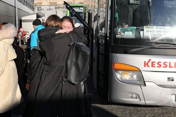 Setkání příbuzných na autobusovém nádraží Praha-Florenc.