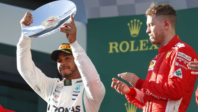 Lewis Hamilton se na stupních vítězů netvářil příliš nadšeně, taktická porážka s Ferrari ho hodně mrzela.