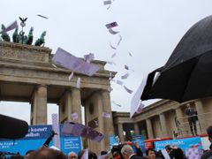 Před volbami do Bundestagu nad Berlínem létaly pětiseteurové bankovky.