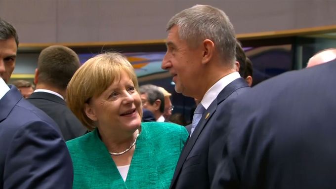 Merkelová se sešla s Babišem. Proti jeho návštěvě protestovaly desítky lidí