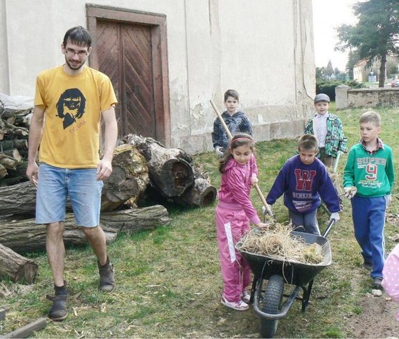 Se zvelebováním obce Vroutek pomáhají Davidu Šebestovi i ti nejmladší.