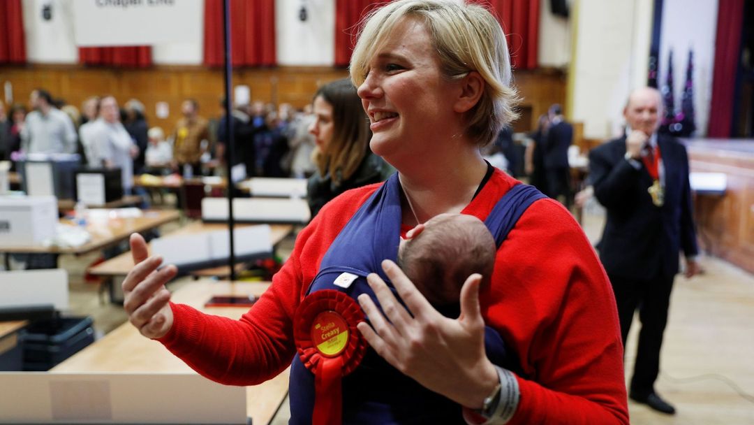 Britská poslankyně Stella Creasyová už před dvěma lety do sněmovny s sebou nosila i dceru.