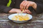 Chipsy, oplatky i párky. Nový přístroj brněnských vědců umí změřit křupavost potravin