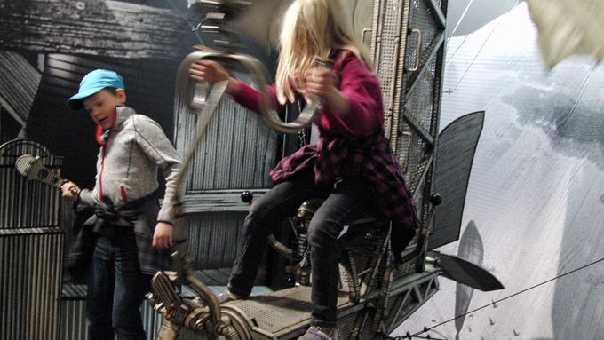V Muzeu Karla Zemana se děti nebojí na exponát sáhnout, vyzkoušet si ho či si na něj sednout. Jsou k tomu dokonce nabádány.