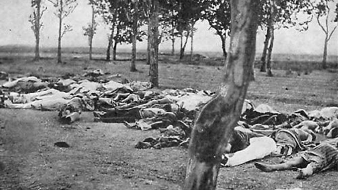 O život mezi lety 1915 a 1923 přišlo v Osmanské říši až 1,5 milionu Arménů. Turecko nicméně termín "genocida" dodnes odmítá a tvrdí, že šlo o oběti válečného chaosu.