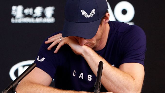 Andy Murray se slzami v očích oznamuje na tiskové konferenci, že nejpozději po Wimbledonu ukončí kariéru