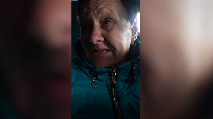 „Tři dny jsem šla pěšky a skrývala se před drony.“ Ukrajinci utíkají z fronty, někteří se hnou, až když jim zabijí blízké.