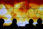 Účastníci pařížské klimetické konference v roce 2015 sledují mapu s předpovědí klimatických změn ve světě.
