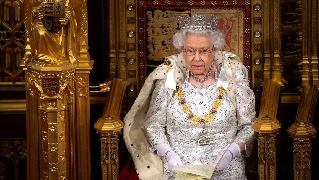 "Na rozdíl od jiných veličenstev je úloha britského vladaře propojena s nejvyšší funkcí v rámci anglikánské církve, která s abdikací v tradičním slova smyslu nepočítá," říká historik.