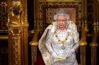 Alžběta II. bude vládnout až do smrti, odchod prince Philipa ustojí, říká historik